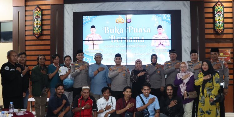 FOTO; IST/MATAKALTENG- Polres Kotim bersama PWI Kotim saat melakukan foto bersama usai bukber di Mapolres Kotim. Kamis, 13 Maret 2025.