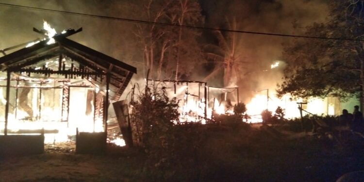 FOTO: IST/MATAKALTENG - Kobaran api saat menghanguskan empat rumah warga di Desa Tumbang Sangai, Kecamatan Antang Kalang, Kotim. Rabu, 13 Maret 2025.