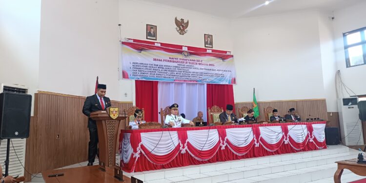 FOTO : DPRD GUMAS/MATA KALTENG - Juru bicara tim reses DPRD Dapil III Indra H Kiaji ketika menyampaikan laporan hasil reses kelompok, dalam rapat paripurna 3 masa persidangan II tahun sidang 2025, Senin, 10 Maret 2025.