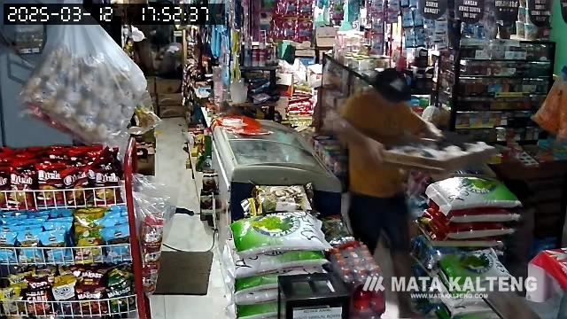 FOTO: IST/MATAKALTENG- Rekaman CCTV yang memperlihatkan OTK Sedang gasan warung sembako.
