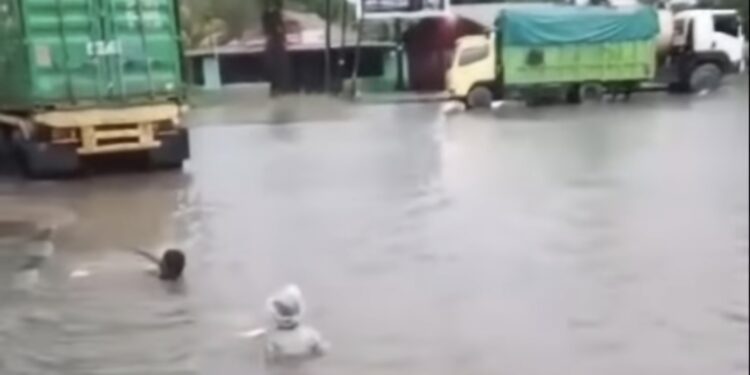 Foto:IST/MATA KALTENG - Kondisi banjir di Jalan Jendral Sudirman Sampit pasca diguyur hujan lebat.