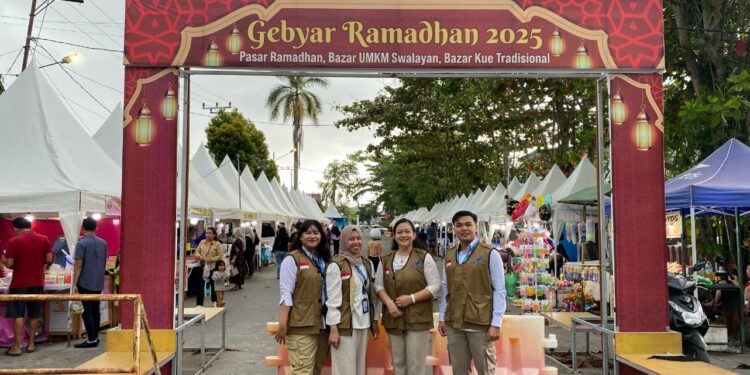 Foto:IST/MATA KALTENG - Pemeriksaan takjil pasar Ramadhan Sampit oleh BPOM Kalteng.