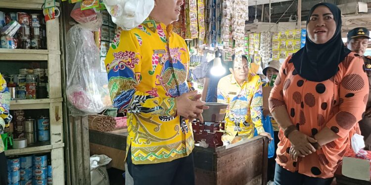 FOTO : DISKOMINFO SANTIK/MATA KALTENG - Bupati Gumas Jaya Samaya Monong bersama Kapolres AKBP Theodorus Priyo Santosa, Kajari Sugito, ketika melakukan sidak di Pasar Lama Kuala Kurun, Kamis, 13 Maret 2025.