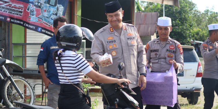 FOTO : HUMAS POLRES GUMAS/MATA KALTENG - Kapolres Gumas AKBP Theodorus Priyo Santosa didampingi Wakapolres Kompol Indras Purwoko dan Ketua PWI Arham Said, membagikan takjil kepada pengendara yang melintas, di depan kantor Polsek Kurun, Kamis, 13 Maret 2025 sore.