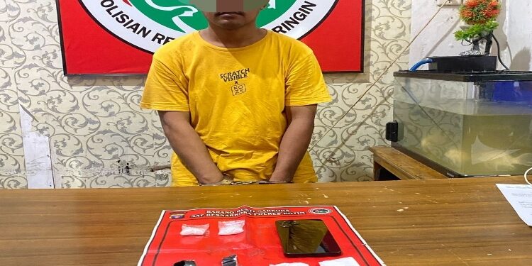 FOTO: IST/MATAKALTENG - F saat berada di Mapolres Kotim bersama barang bukti Narkotika jenis sabu. 