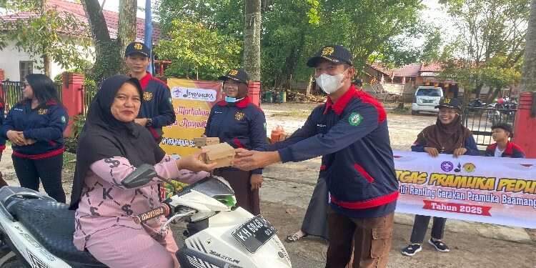 FOTO: DIAN/MATA KALTENG - Satgas Pramuka Peduli Kwarran Baamang saat bagikan takjil gratis.