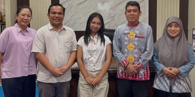 FOTO: IST/MATA KALTENG - Kepala Dinas Pendidikan Kotawaringin Timur Muhammad Irfansyah bersama Alethea Putri Hasian Tampubolon, siswi SD Katolik Yos Sudarso Sampit.