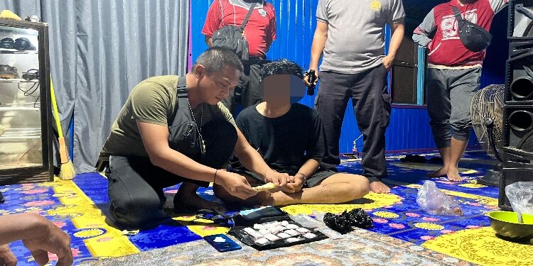 FOTO: IST/MATAKALTENG - Tanpak Kapolsek Mentaya Hulu, IPDA Nor Ikhsan (cek bb) bersama terduga pelaku (baju hitam).