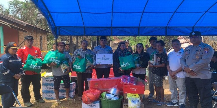 FOTO: IST/MATA KALTENG - Penyerahan bantuan dari Wakil Bupati Kotim Irawati untuk korban kebakaran di Desa Tumbang Sangai, Sabtu 15 Maret 2025 kemarin.