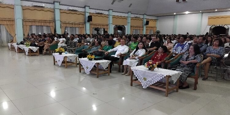 FOTO : DISKOMINFO SANTIK/MATA KALTENG
- Bupati Gumas Jaya Samaya Monong bersama Ketua TP-PKK Mimie Mariatie Jaya Samaya Monong, menghadiri kegiatan ibadah syukur, di GPU Damang Batu, Kamis 13 Maret 2025 lalu.