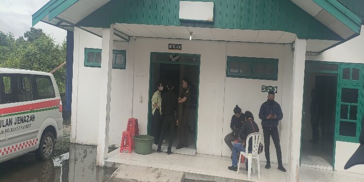 FOTO: IST/MATAKALTENG - Terlihat pihak kepolisian sedang melakukan otopsi terhadap jasad almarhum ansori Muslim usai dilakukan Ekshumasi, di kamar jenazah, RSUD dr Murjani Sampit Sabtu 15 Maret 2025 pagi.