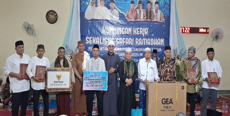 FOTO : DIAN/MATA KALTENG - Bupati Kotim Halikinnor saat serahkan bantuan untuk tempat ibadah di Kecamatan Cempaga, 15 Maret 2025.