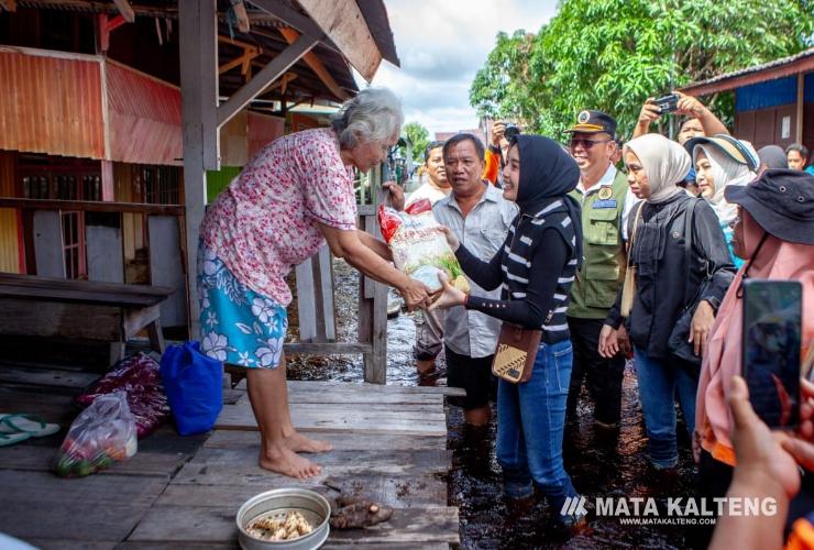 Ketua TP PKK Kalteng Aisyah Thisia Agustiar Sabran Salurkan Bantuan untuk Korban Banjir di Palangka Raya