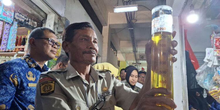Foto: DIAN/MATA KALTENG - Petugas pada saat menunjukkan hasil tera ulang MinyaKita, 17 Maret 2025.