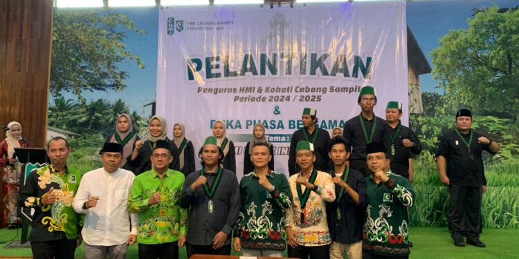 Foto: DIAN/MATA KALTENG - Kepala Dinas Pemuda dan Olahraga Kotim Wiyono (baju putih) saat hadiri pelantikan pengurus HMI Cabang Sampit, 16 Maret 2025.