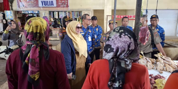 Foto: DIAN/MATA KALTENG - Sejumlah pedagang Pasar Keramat saat keluhkan kondisi pasar kepada Wakil Bupati Kotim Irawati, 17 Maret 2025.