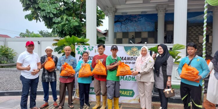 FOTO: MATAKALTENG - Penyerahan paket sembako kepada petugas DLH Kota Palangka Raya, dari H Sahrin, pemilik PT Kelvin Berkah Mandiri.