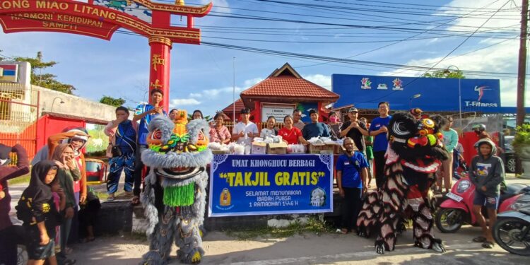 Foto: DIAN/MATA KALTENG - Umat Konghucu Kelenteng Harmoni Kehidupan berbagi takjil untuk umat muslim, 16 Maret 2025.