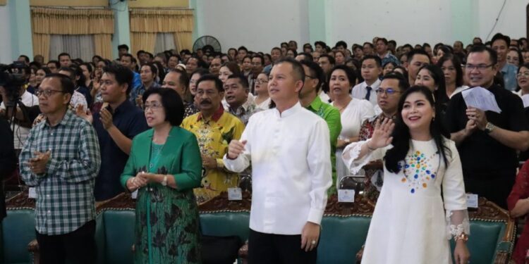 FOTO : DISKOMINFO SANTIK/MATA KALTENG - Bupati Gumas Jaya Samaya Monong bersama Wakil Bupati Efrensia LP Umbing, ketika memberikan sambutan pada kegiatan ibadah syukur, di GPU Damang Batu, pekan lalu.