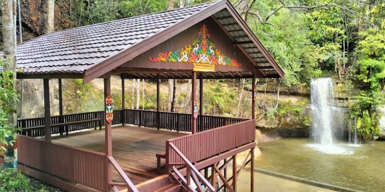 FOTO : DPRD GUMAS/MATA KALTENG - Objek wisata Air Terjun Batu Mahasur yang terletak di Kota Kuala Kurun, menjadi salah satu destinasi wisata bagi masyarakat.