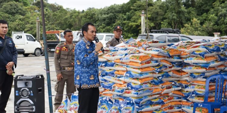 FOTO : DISPERINDAG GUMAS/MATA KALTENG - Kepala Disperindag Kabupaten Gumas Supervisi Budi, memberikan arahan kepada warga yang rela antri untuk mendapatkan paket sembako murah, di Taman Kota Kuala Kurun, Senin, 17 Maret 2025.