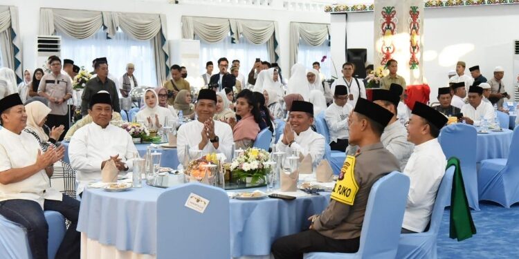 FOTO: IST/MATAKALTENG - Gubernur Kalteng Agustiar Sabran mengundang Pangdam XII/Tpr Mayjen TNI Jamallulael untuk berbuka puasa bersama di Istana Isen Mulang Palangka Raya, Senin 17 Maret 2025.