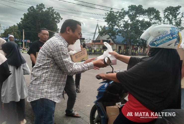 Bupati Sukamara Dan Keluarga Bagikan 550 Paket Takjil