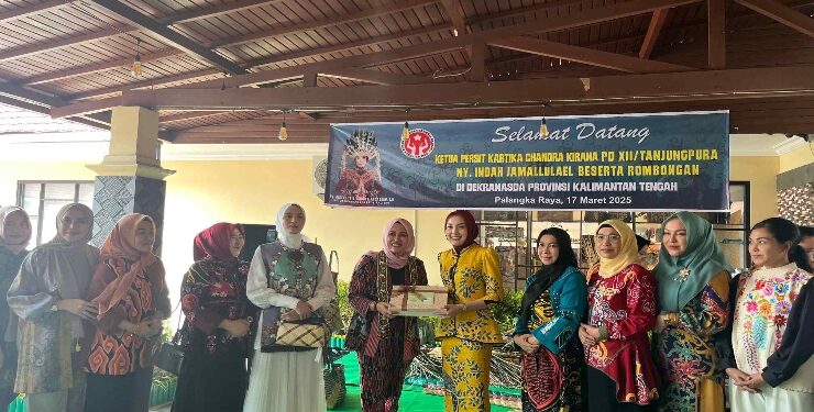 FOTO : IST/MATAKALTENG - Ketua Dekranasda Kalteng Aisyah Thisia Agustiar Sabran menerima kunjungan kerja Ketua Persit Kartika Candra Kirana Daerah XII/Tanjungpura untuk Wilayah Koorcab Rem 102 PD XII/Tanjungpura Indah Jamallulael.