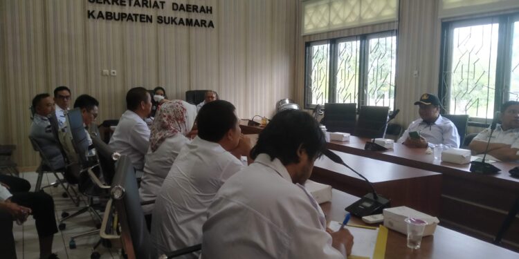 FOTO: MATAKALTENG - Pemda Sukamara saat melakukan rapat di ruang rapat Setda.