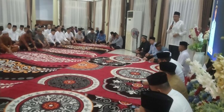 FOTO: MATAKALTENG - Kegiatan buka puasa bersama Pemda Sukamara dengan Forkopimda dan Kemenag di rumah jabatan bupati Sukamara, Senin, 17 Maret 2025.