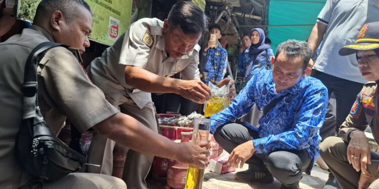 Foto: DIAN/MATA KALTENG - Pemeriksaan takaran MinyakKita Produksi Perusahaan Asal Kotim.
