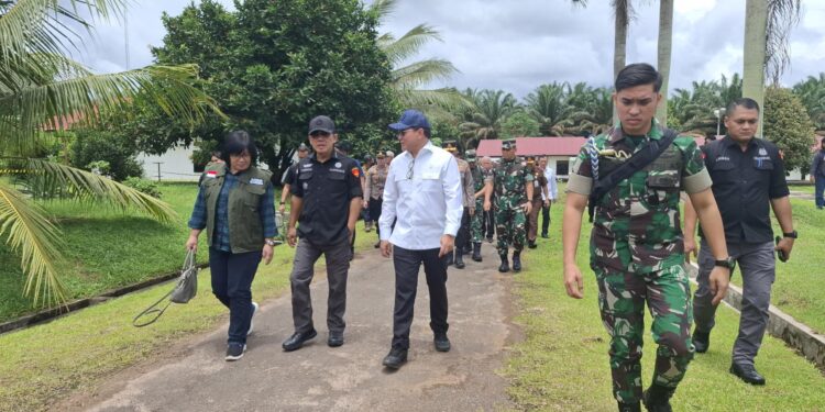 Foto: DIAN/MATA KALTENG - Rombongan Kasum TNI saat pantau penyitaan lahan wilayah Kotim, Kalteng bersama Satgas Garuda, 18 Maret 2025.