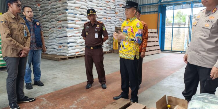 FOTO : DISKOMINFO SANTIK/MATA KALTENG - Bupati Gumas Jaya Samaya Monong bersama Kapolres AKBP Theodorus Priyo Santosa, Kajari Sugito, dan Sekda Richard, ketika meninjau ketersediaan bahan pangan, di gudang bulog Kuala Kurun, pekan lalu.
