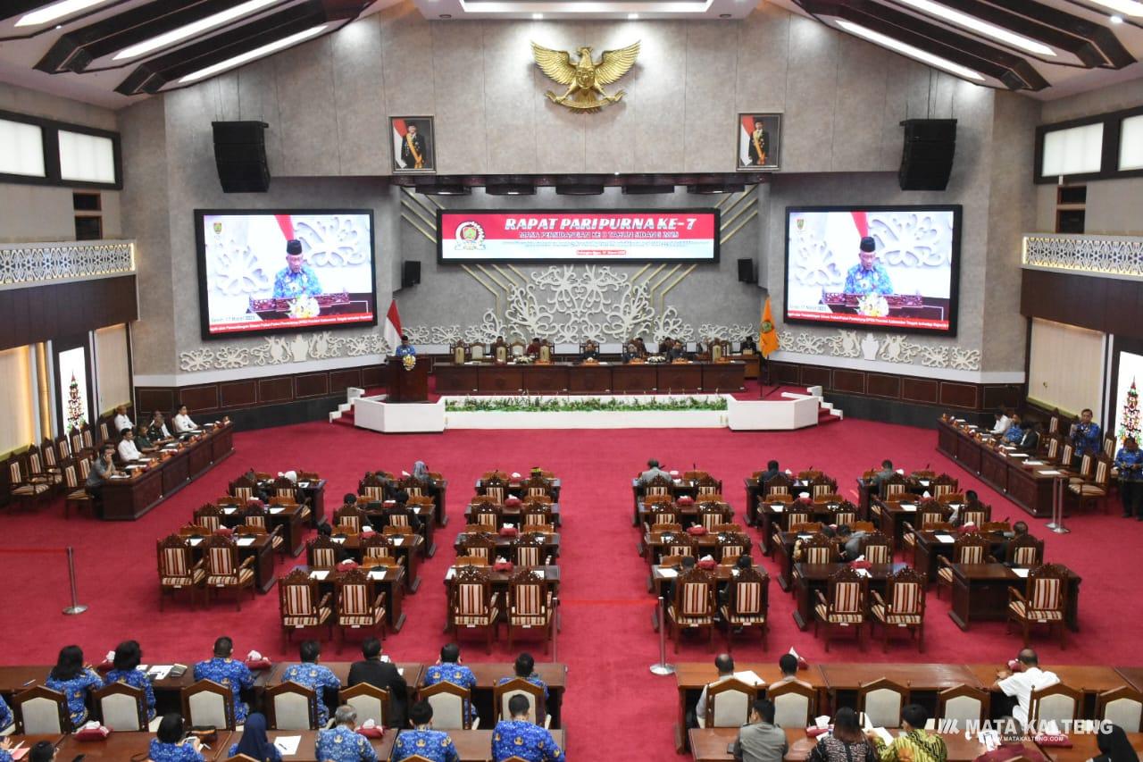 Plt. Sekda Kalteng Bacakan Jawaban Gubernur atas Pemandangan Umum Fraksi-Fraksi DPRD terkait Raperda Pengelolaan Pertambangan