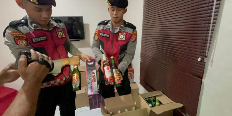FOTO: MATAKALTENG - Personel Ditsamapta Polda Kalteng, pada saat menunjukkan barang bukti miras yang dijual secara ilegal.