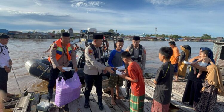 FOTO: MATAKALTENG - Jajaran Ditpolairud Polda Kalteng, pada saat berbagi takjil kepada masyarakat di DAS Kahayan.