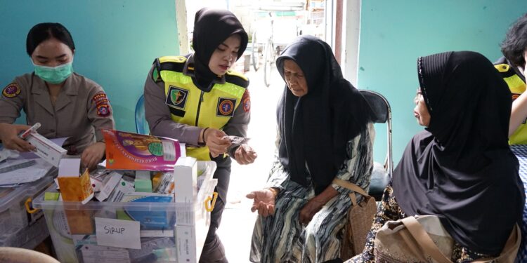 FOTO: MATAKALTENG - Personel Rumah Sakit Bhayangkara Tingkat III Palangka Raya, pada saat memberikan pelayanan kesehatan kepada warga.