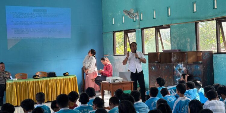 FOTO: IST/MATAKALTENG - Tampak Kasat Narkoba Polres Kotim sedang melakukan sosialisasi bahaya narkotika terhadap siswa SMPN 1 Sampit pada Selasa 18 Maret 2025.