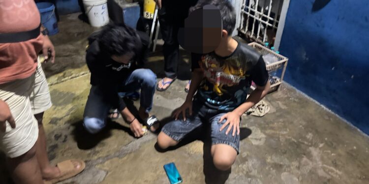 FOTO: IST/MATAKALTENG - Terduga pelaku AT yang merupakan WBP Lapas Sampit , saat diringkus oleh tim Satresnarkoba Polres Kotim, karena menyelundupkan sabu ke dalam Lapas.