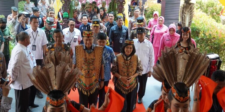 FOTO: IST/MATAKALTENG - Wagub Edy Pratowo Sambut Kedatangan Kapolda Baru Kalteng Irjen Pol Iwan Setiawan.
