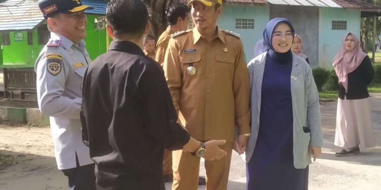 FOTO: MATAKALTENG - Bupati Sukamara, Masduki saat kunjungan ke SMA Negeri 1 Sukamara beberapa waktu lalu.