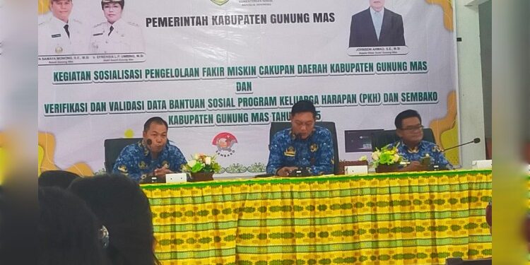 FOTO : DINAS SOSIAL GUMAS/MATA KALTENG - Suasana sosialisasi pengelolaan data fakir miskin sekaligus verifikasi dan validasi data bantuan sosial PKH dan sembako tahun 2025, di Aula Kantor Kecamatan Kurun, Rabu, 19 Maret 2025.