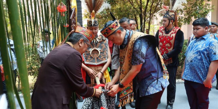 FOTO: MATAKALTENG - Kapolda Kalteng, Irjen Pol Iwan Kurniawan, pada saat melakukan prosesi potong pantan, di Bandara Tjilik Riwut Palangka Raya.