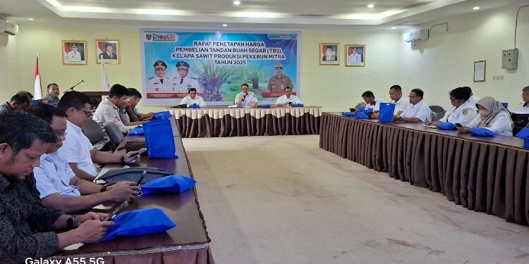 FOTO: IST/MATAKALTENG - Rapat Penetapan Harga Pembelian Tandan Buah Segar, Kelapa Sawit Produksi Pekebun.