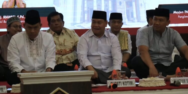 Foto: MATA KALTENG - Bupati Kotim Halikinnor (tengah).