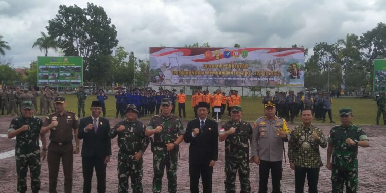 FOTO : MATAKALTENG - Foto bersama Pangdam Tanjungpura Mayjen TNI Jamallulael dan Bupati Sukamara Masduki bersama forkopimda berfoto bersama usai penuturpan TMMD Reguler ke-123, Kami, 20 Maret 2025.