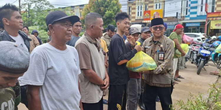 Foto: DIAN/MATA KALTENG - Pembagian paket sembako oleh DLH kepada tekon yang bertugas di depo sampah, 20 Maret 2025.