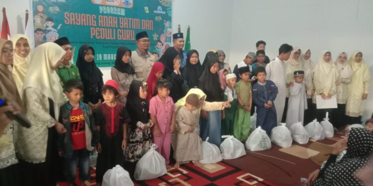 Foto: DIAN/MATA KALTENG - Program sayang anak yatim dan peduli guru di aula sekretariat Muhammadiyah, 19 Maret 2025.
