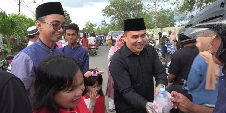 Foto: DIAN/MATA KALTENG - Kegiatan berbagi takjil SMPN 4 Sampit, 19 Maret 2025.