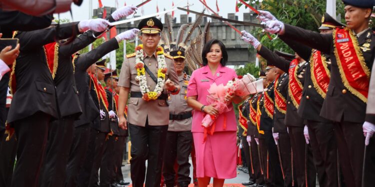 FOTO: MATAKALTENG - Kapolda Kalteng, Irjen Pol Iwan Kurniawan bersama istri, pada saat disambut dengan pedang pora.